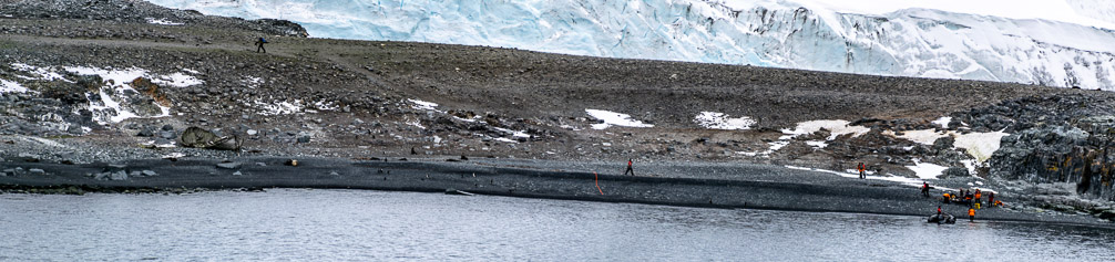 Expedition Team sets up the landing site   1135