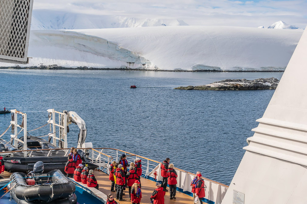 Zodiac coming back from Port Lockroy    0595