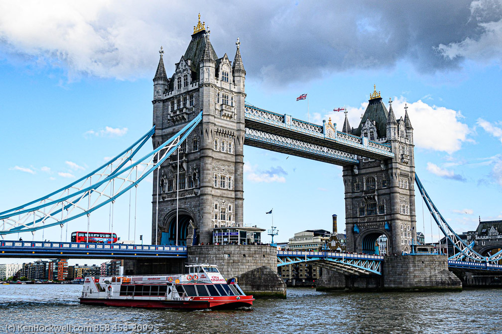 Tour boat passing Tower Bridge  0727